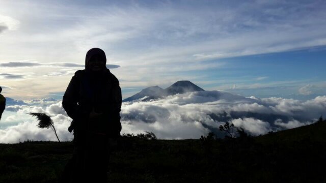 jika kamu cahaya matahari, dan dia adalah hujan, maka akulah pelangi.