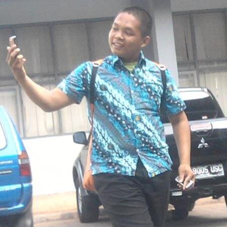jauh di mata , dekat di hati.(y)
