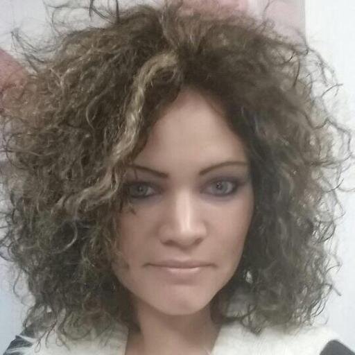 Hallo, Hier de twitters van Chantal vd Donk. Ik ben werkzaam als haarwerk specialiste en twitteren hier over mijn ervaringen :-)