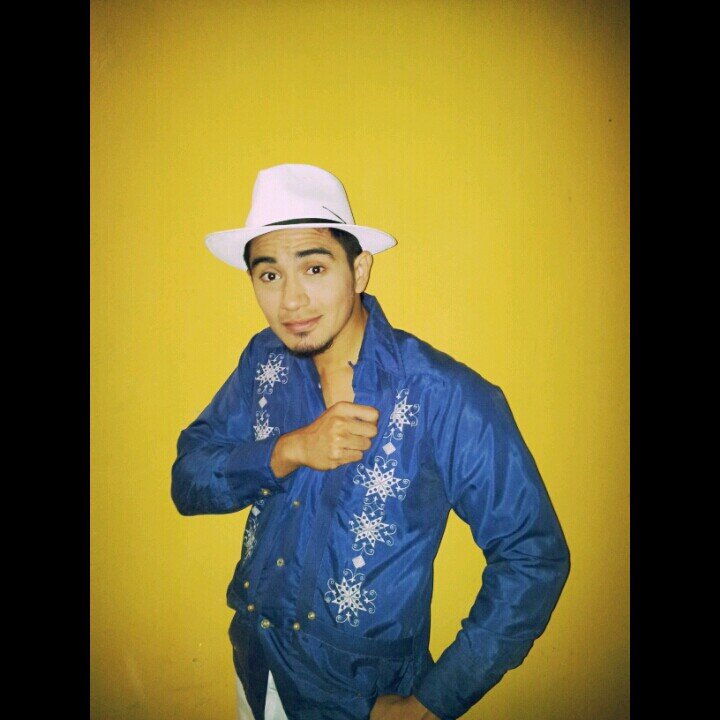 ser EXTROVERTIDO y PASIONAL en todo, divertido y necio ;).. FRASE : QUIEN ME QUIERA QUE ME QUIERA COMO SOY ........  amo los retos por que te hacen mas fuerte.