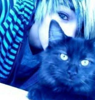 {16}. Felino de sonrisa deslumbrante. Disléxico, y un tanto peculiar. Fawn, mi linda damita. Mejor amigo de la Liebre de Marzo. «We are all mad here» ¿Un té?