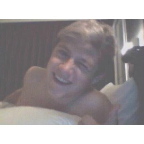 i'm 14 years old girl who lives her life positively and loves niall and ariana