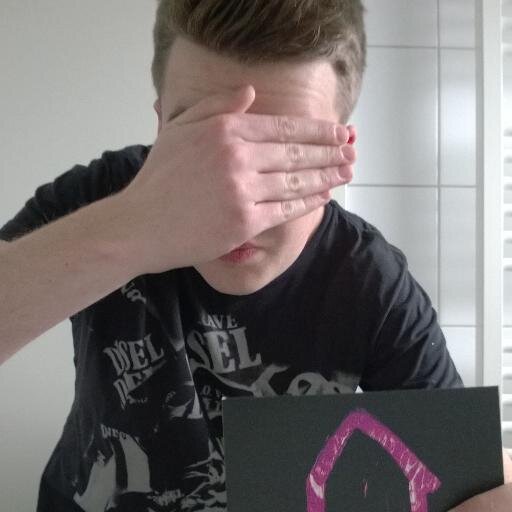 Pessitheus's profile picture. Zwischen Gesellschaft- und Menschenhass, Antidepressiva und Alkoholexzessen