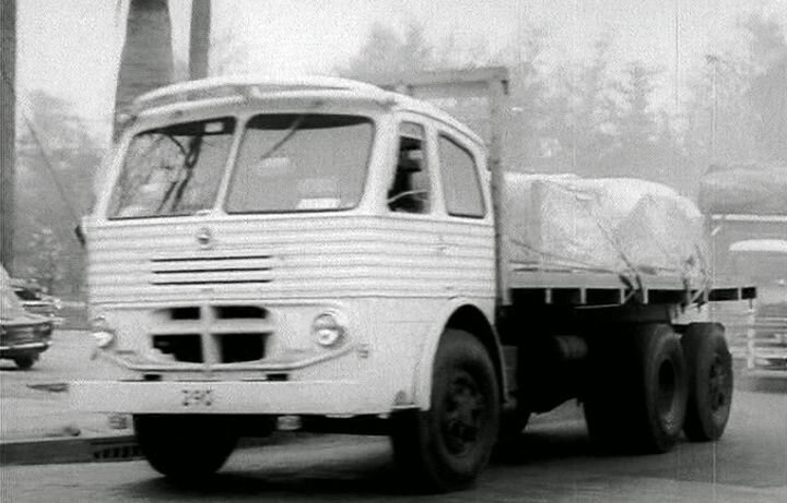 Imágenes históricas de camiones clásicos de España.