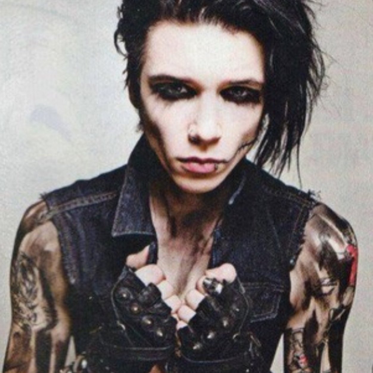 DetroitEGuitar's profile picture. Go follow @SuicidalMinxx She gave you this free follow. I will unfollow if you don't follow her. I'm watching.