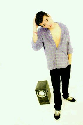 Cantante, compositor, actor.