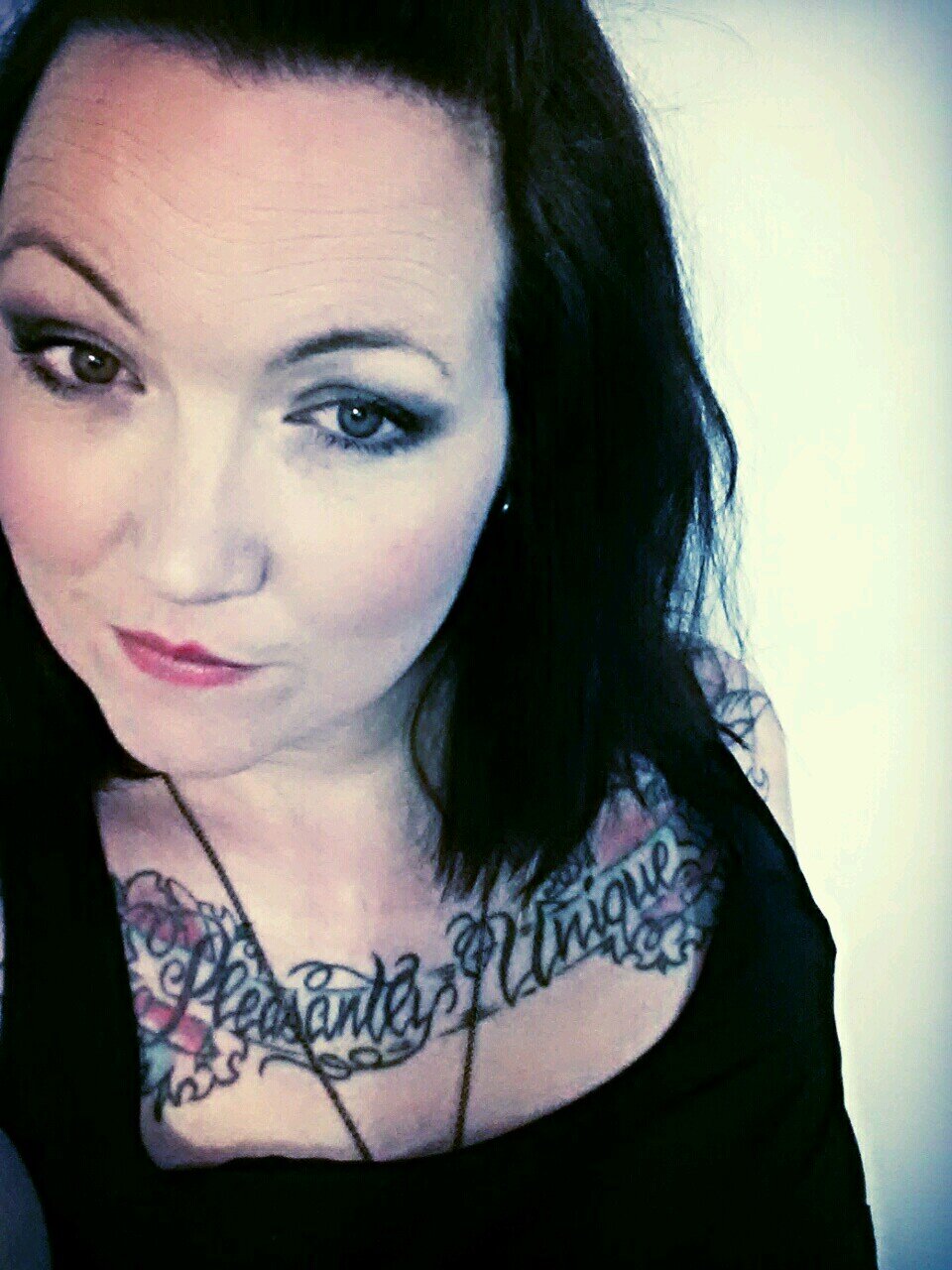 scarlettq2_0's profile picture. yip...I broke the first one #shakesdroid