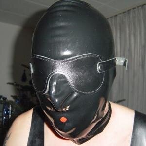 Lack und Latex Fetischist, ich trage es täglich, auch in der Öffentlichkeit. BDSM Liebhaber mit vielen Facetten.