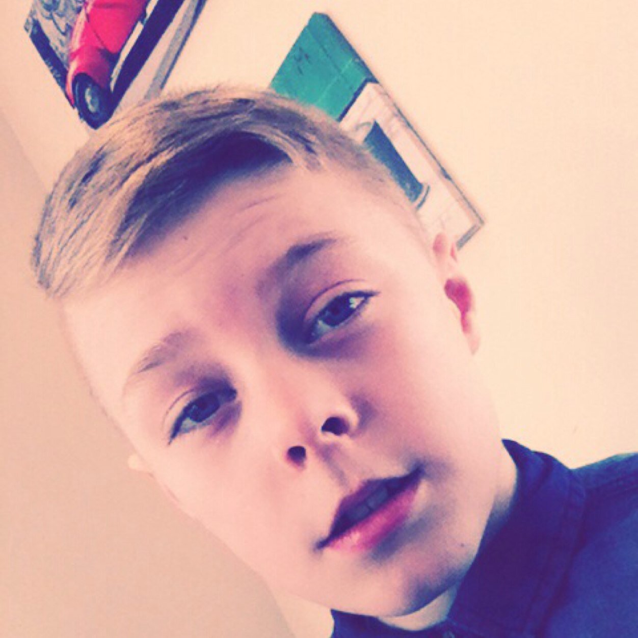I love Ellie goulding she is amazing i love her to bites and i have got all her albums and i post sining vids of me sinig and i am a good singer i think so any