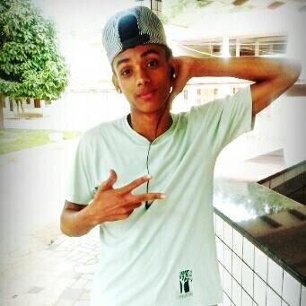 • 'Biografia {*?*}Fala sério! Como vou resumir minhavida aki no twitter?;P @CLUBEFOLLOWBACK e @ClubeBigFollow RT- @dafnehurley