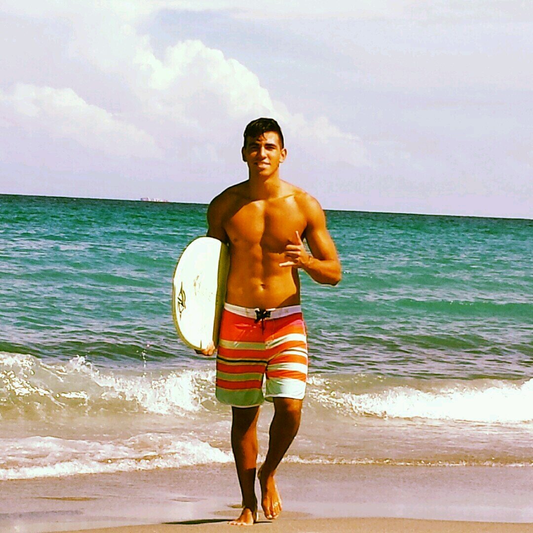 Delray raised SoFla livin.
Futbol and College is my profesion
Always down for a good time 
So hit me up,
follow and thou shalt see