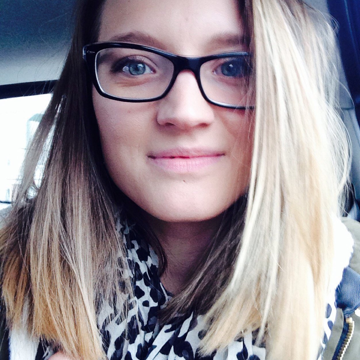 Mother; Psychologist; Book lover; Coffee addict; Fashion enthusiast; Social media enthusiast;