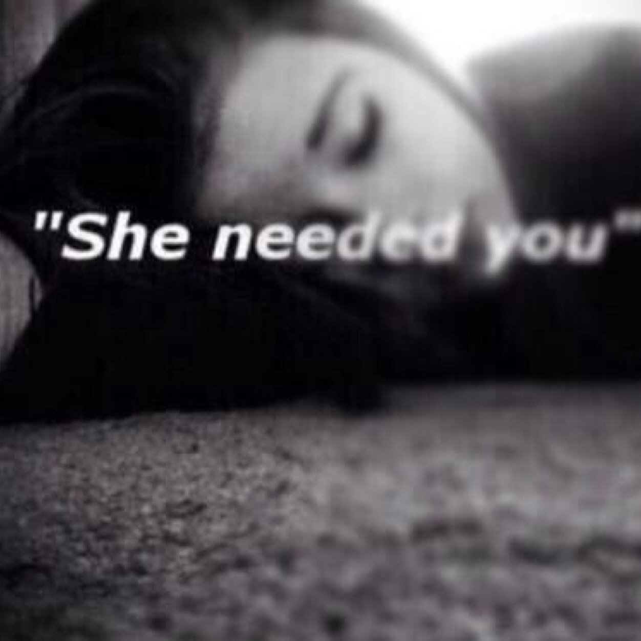 She's smiling while crying
Happy but bleeding.