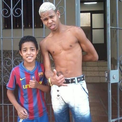 amo pizza, futebol e praia, pai mãe e irmãos!!!