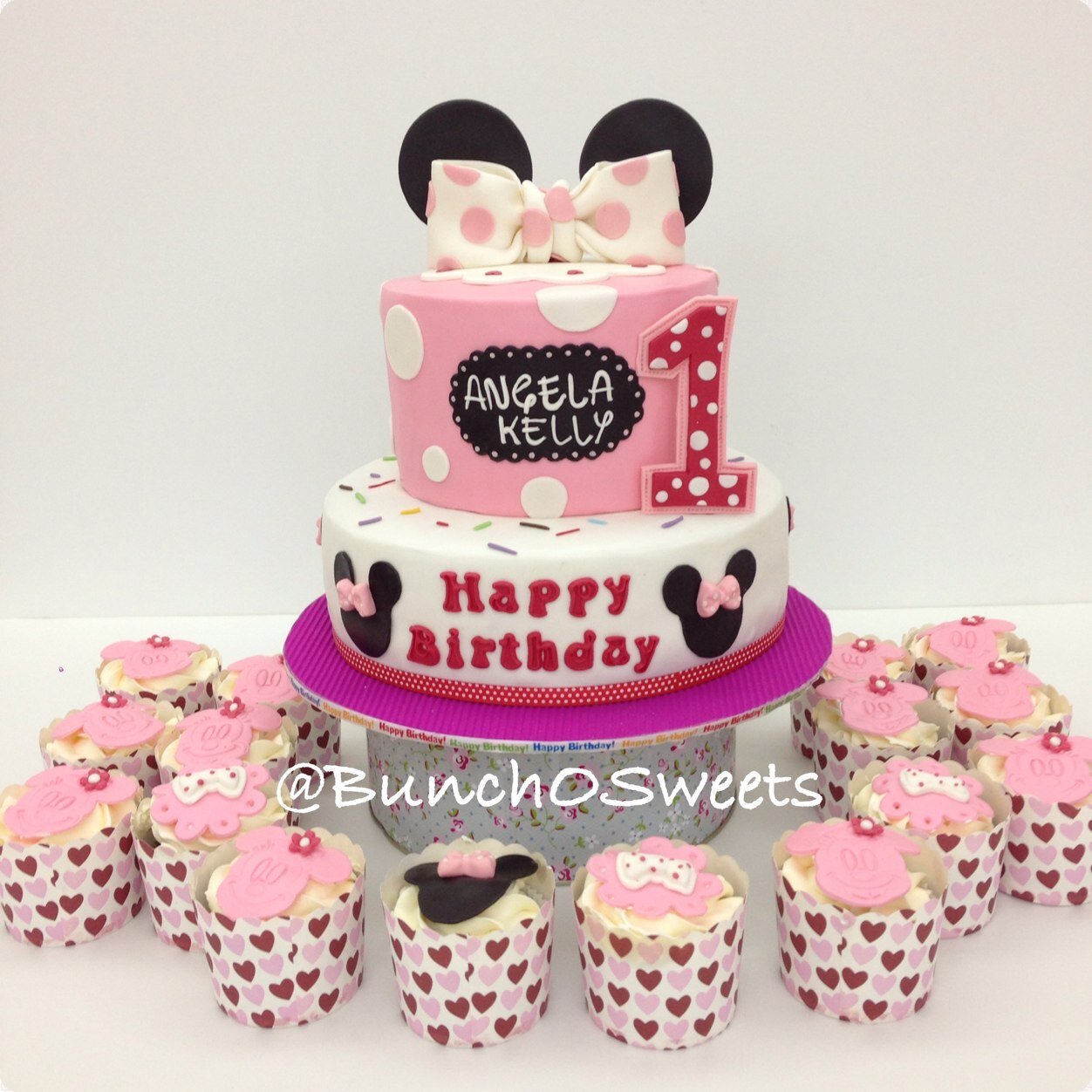 BunchOSweets create tailor-made cakes, cupcakes. Cakes that are always made and sealed with LOVE 
http://t.co/DLYkFkBVRG