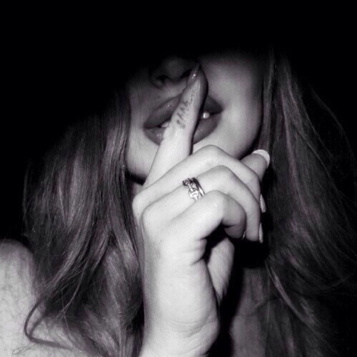 lets_confesss's profile picture. Send me your confessions!