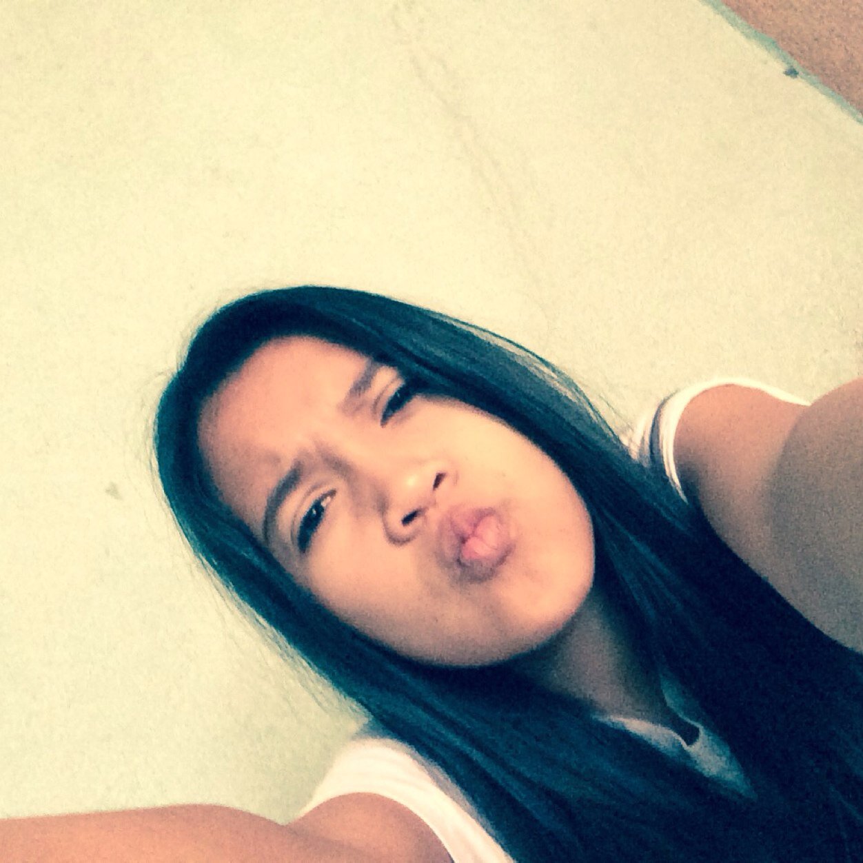 Hiiii! I'm Alondra I love you  one direction and i like estar con mi family y con mis bffs
