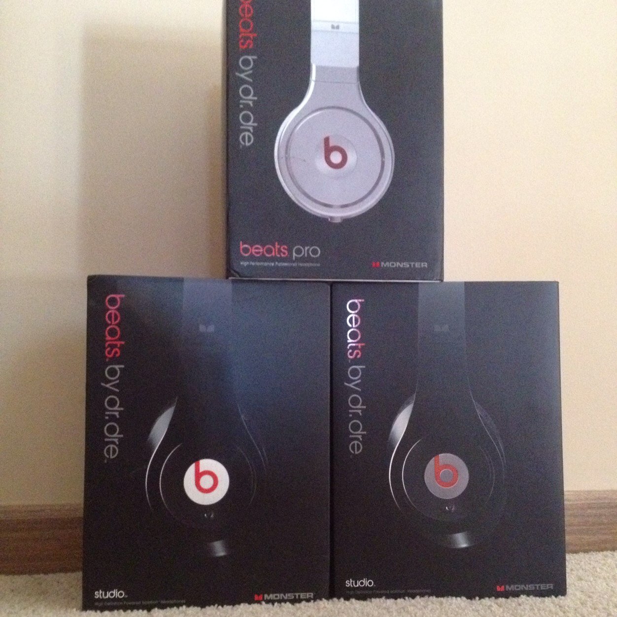 Handing out 3 pairs of Beats Headphones by Dre. Follow and retweet for your chance to win! You have nothing to loose