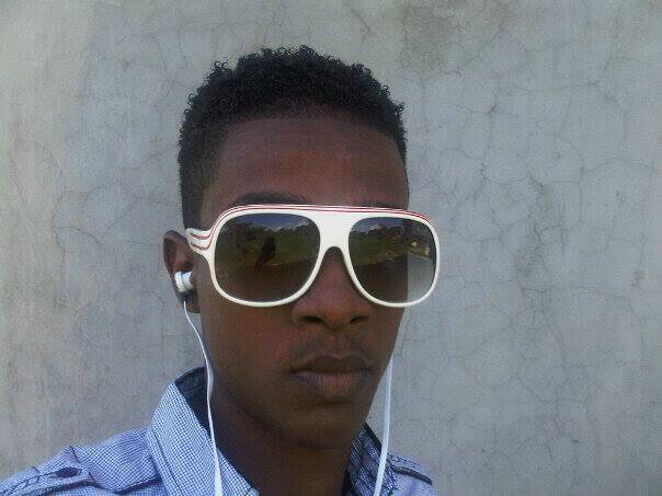 I'm 19, I can have good conversation... Fun, love the colour red, pink, white n black.
