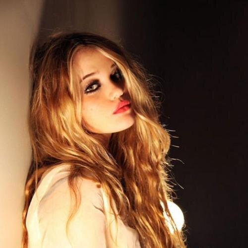 18. Mi verdadero nombre es Helena Rose Woodley. Rebelde pero sexy. Cantante en solitario.