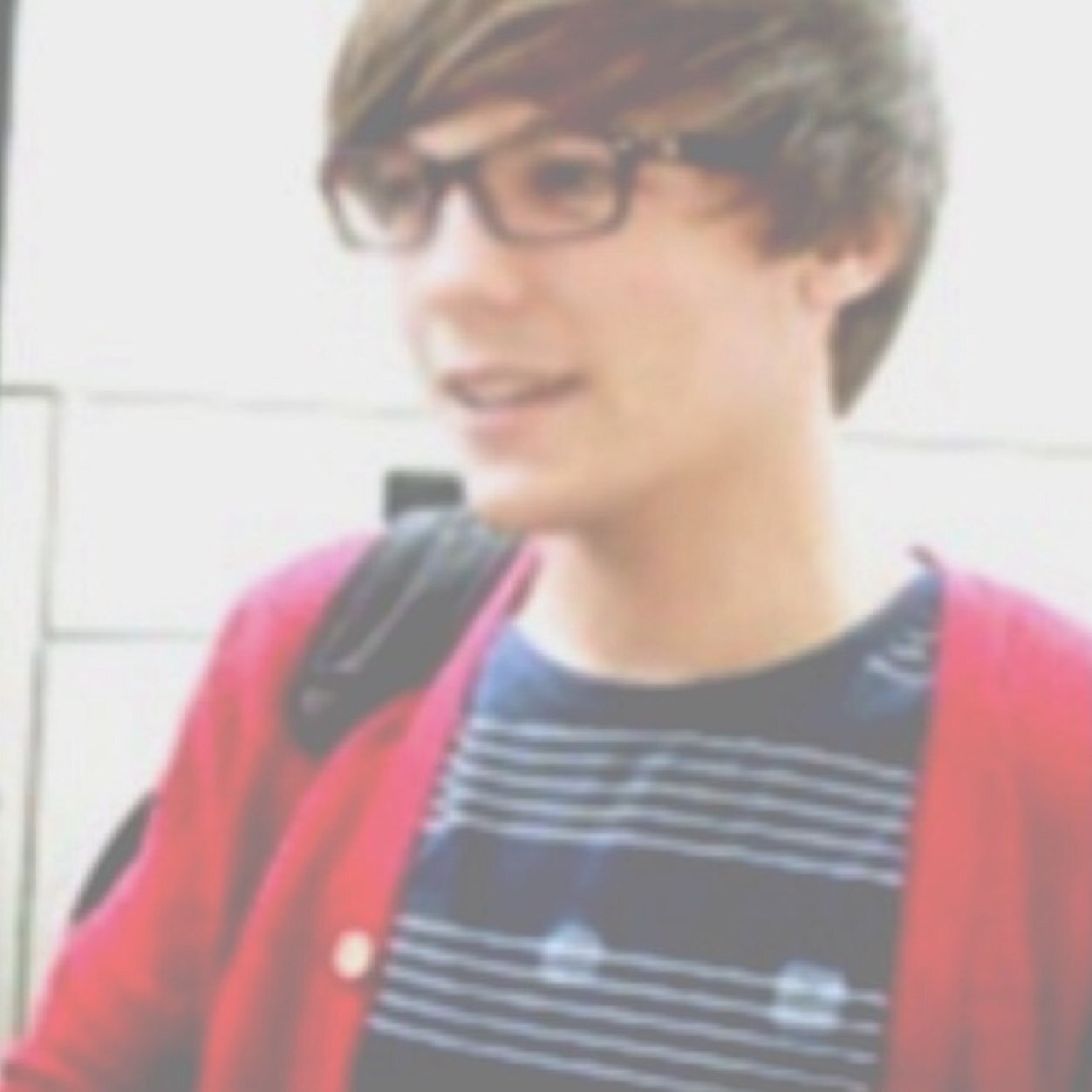hi babe it would mean the world if you followed @dimlylou bc im trying to reach a goal, thank you so much x