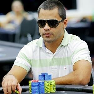 Jogador profissional de poker, manezinho da ilha, marido da Débora, pai da Sara e da Isis!
