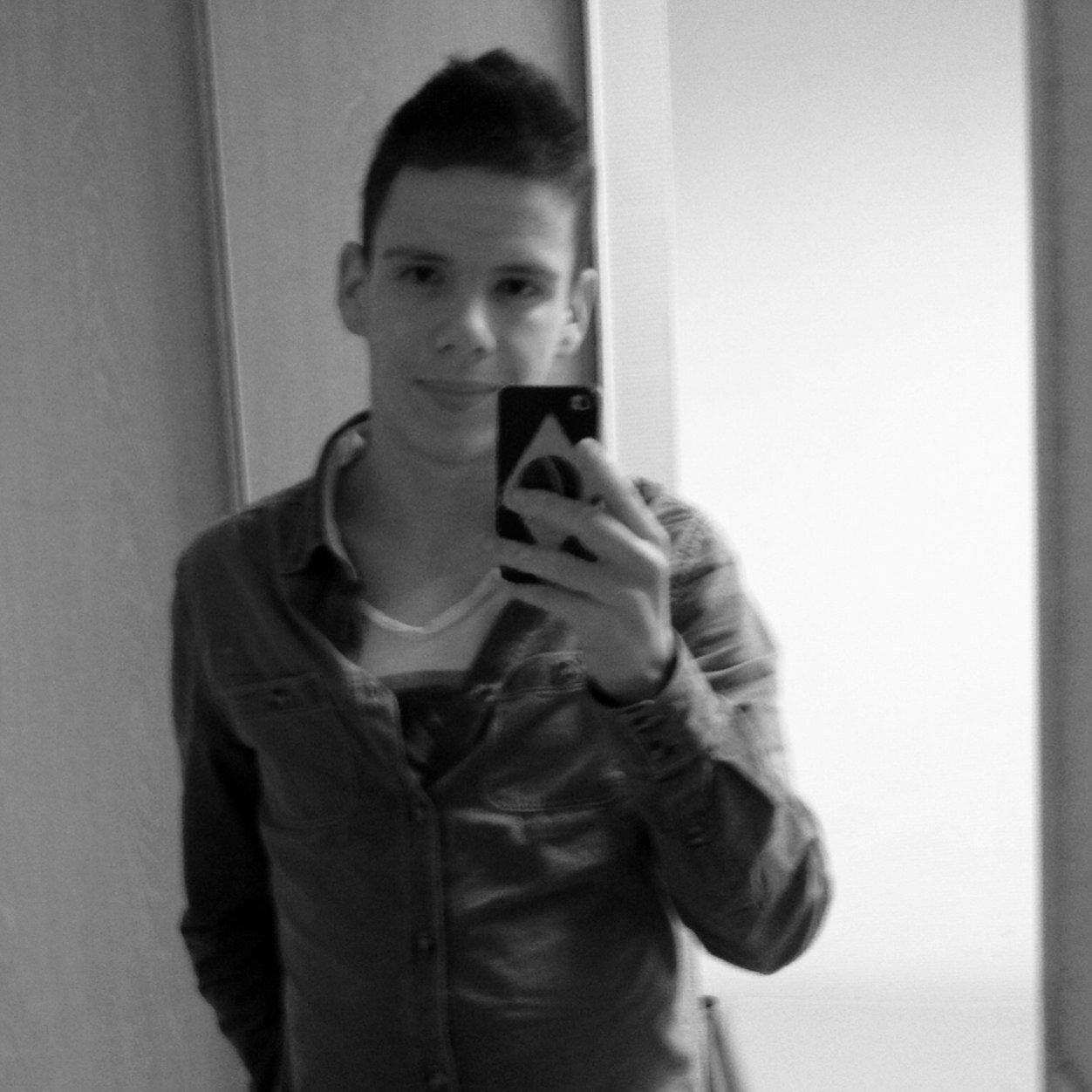 Fan de foot :) et j'ai 17 ans :) 
Snapchat: ju-lieen :)