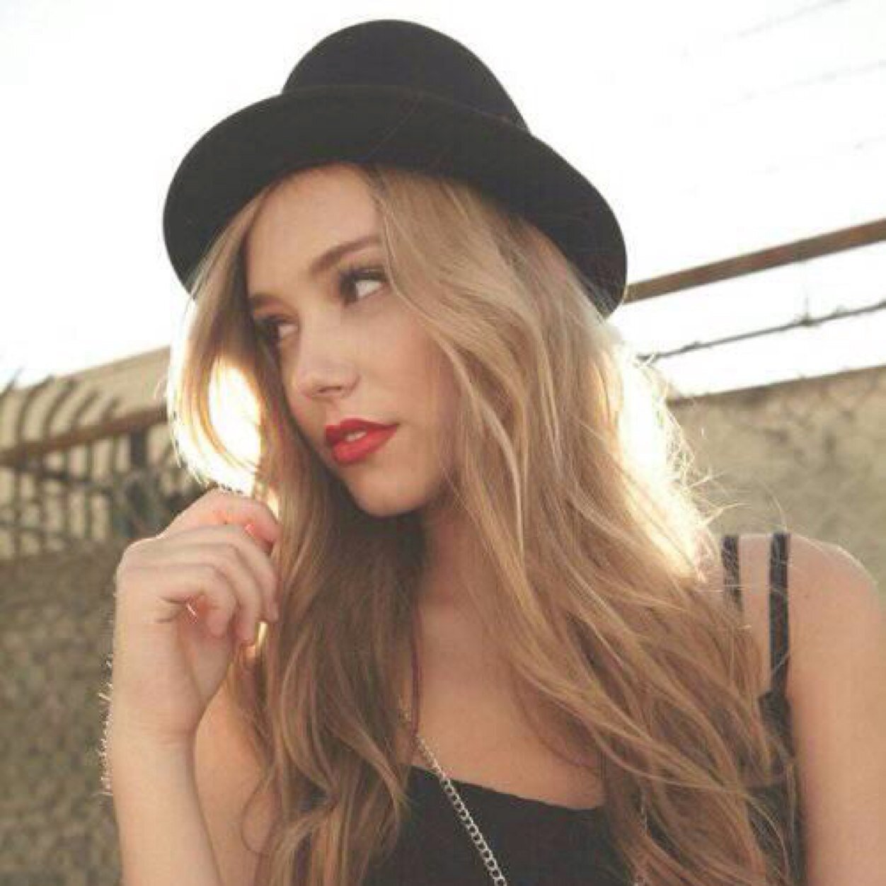 Alexis Ren || scopamica, baciamica, coccolamica || single