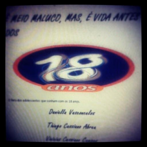 Livro É Meio Maluco Mas É Vida Antes Dos Dezoito Anos.Autores Daniella Vasconcelos @danivofc - Thiago Abreu @thiagoabrzofc - Vinícius Campos @viniccamposofc
