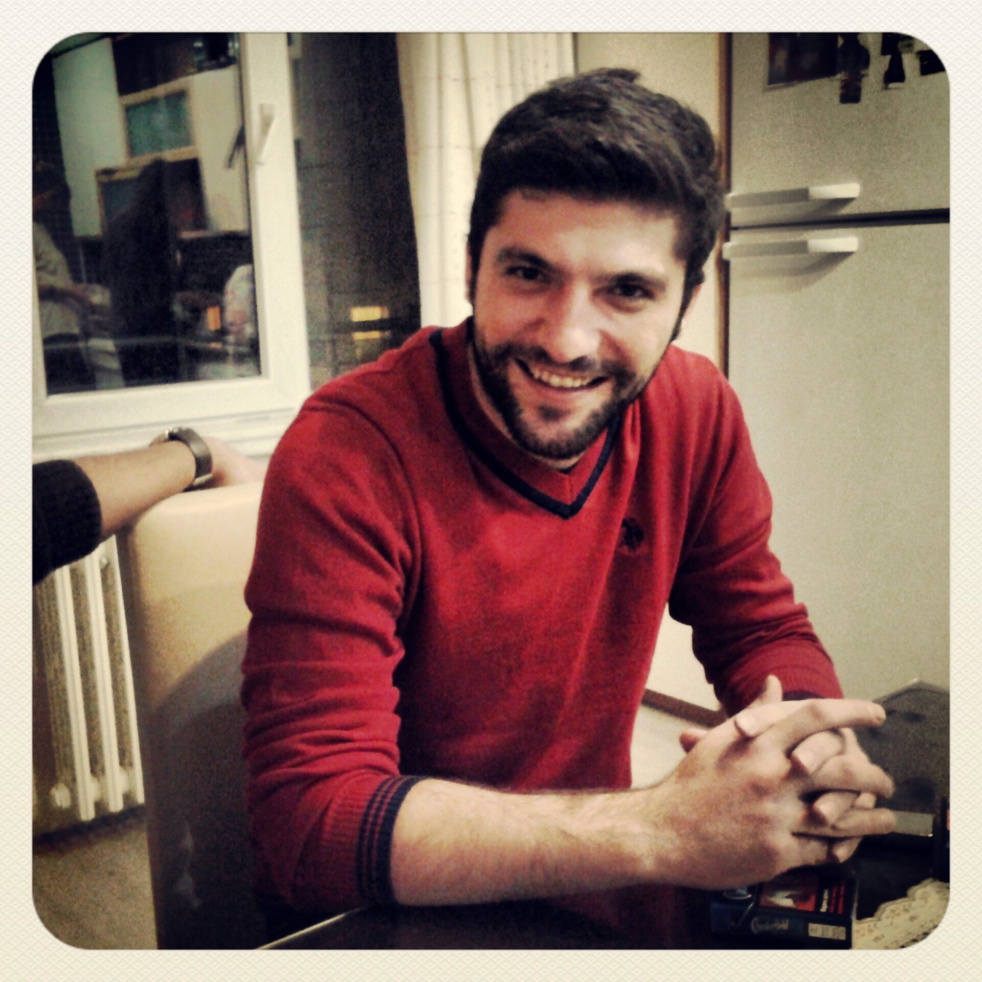 Raki, sarap iciyorsam sana ne.
Yoksa sana bir zararim, icerim.
İkimiz de gelsek kildan kopruye,
Ben durustsem sarhosken de gecerim.