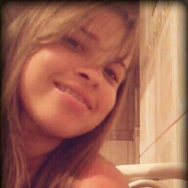 Pessoa tímida,mas também extrovertida!!
Devo ter uma enorme quantidade de inteligência; às vezes até levo uma semana para a colocar em movimento..rs