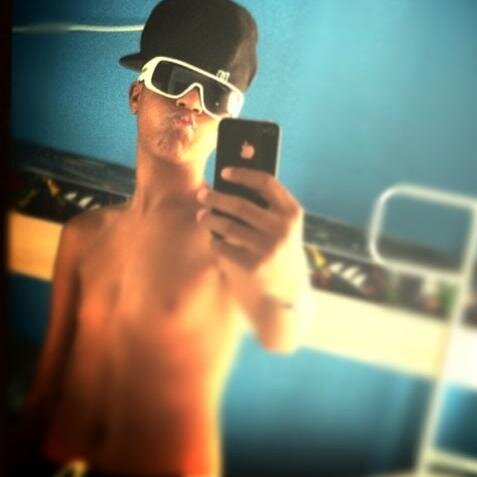 Negro , Bonito , Sorridente , Humilde e Simpático .