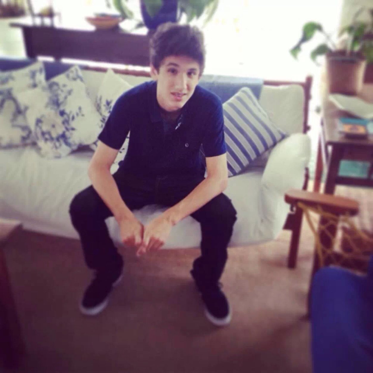 Alegre,sei viver a vida,bons amigos, amo conhecer pessoas novas,idiota,feinho,bobao,compreensivo, estudioso... nem kkk , sou isso se nao gosto sinto muito.