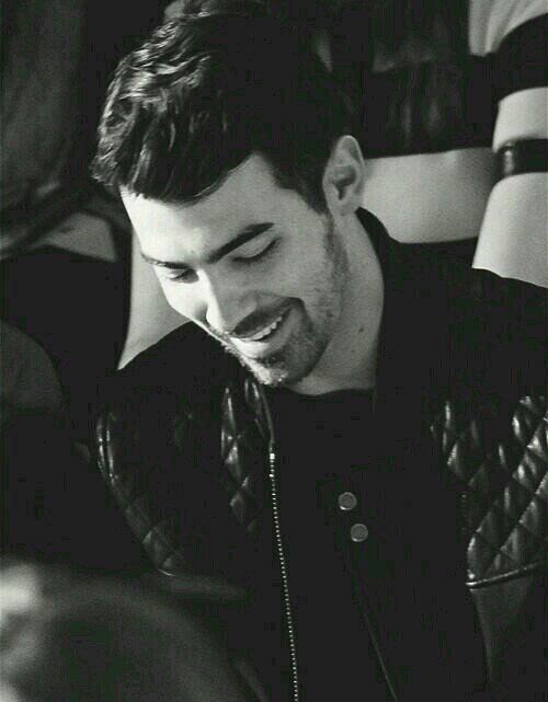 I love the jonas Brothers 4 ever ps im not married to any of the jonas Brothers and im just a fan and I have a wonderful boyfriend ♡ ♡ ♡ ♡