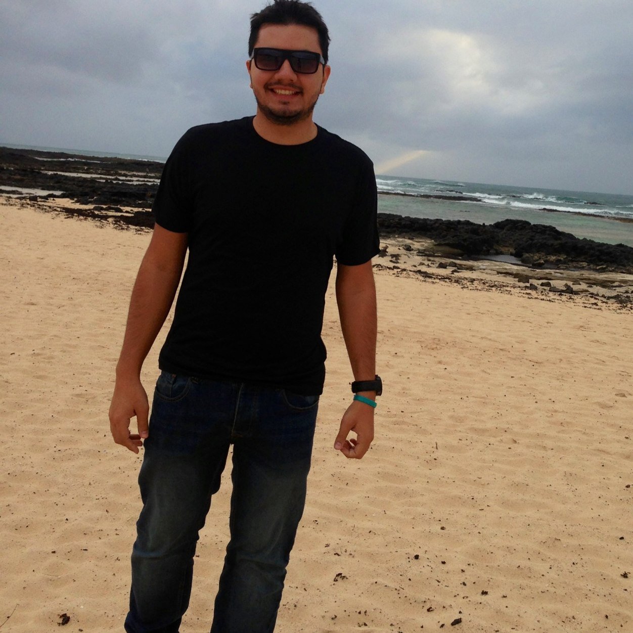 Melomano Enamorado de mi Special y la Vida, Amante de las Sonrisas que Encantan y el Mar que calma. Militante del optimismo.