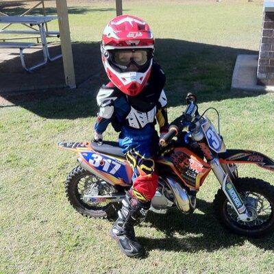 Profile Picture of Chantelle Walker (@walker_walker85) on Twitter