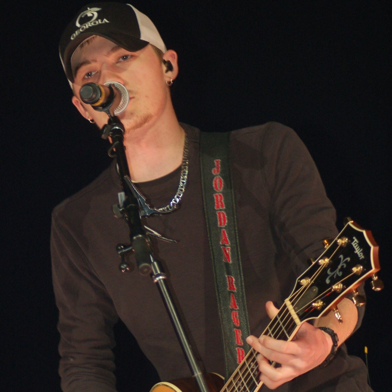 Jordan Rager is a singer/songwriter from Loganville, GA and recently signed a record deal with Broken Bow Records! Lets show him some support from IL! :)