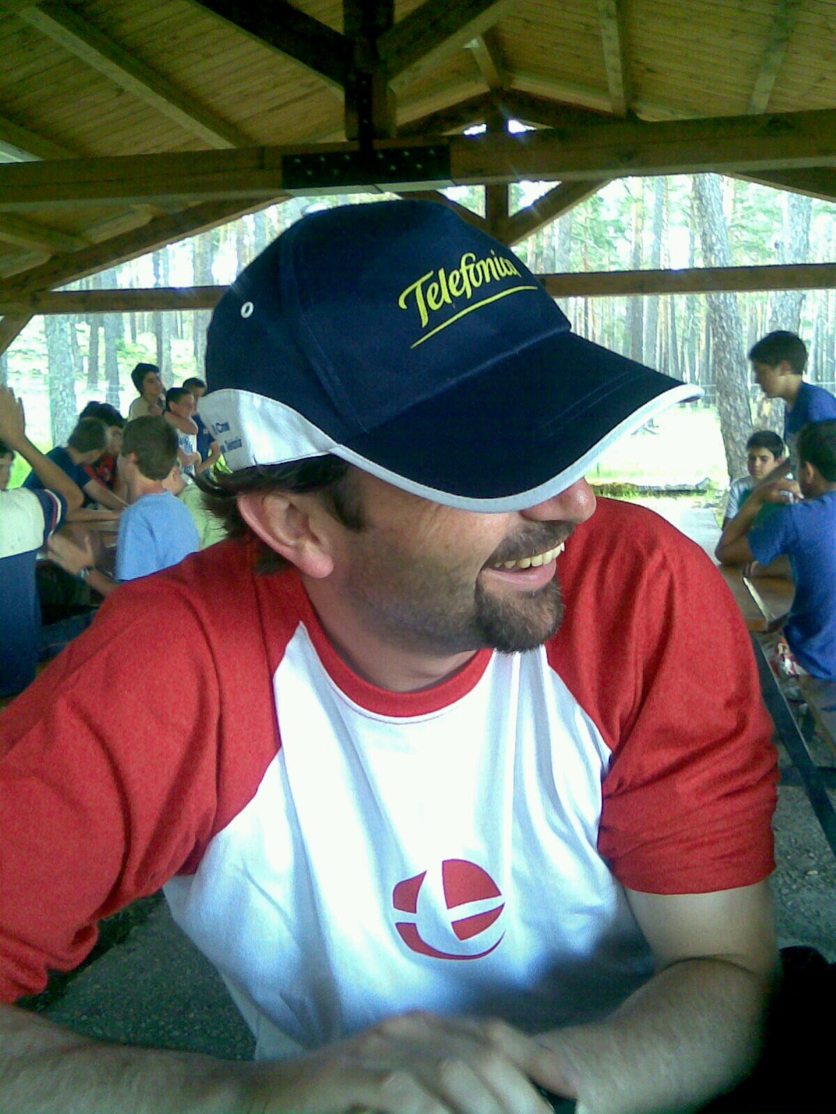 Nacido en la madrileña calle Orellana, distrito Centro de Madrid. Profesor de lengua y literatura Española y friki del fútbol y del Madrid.