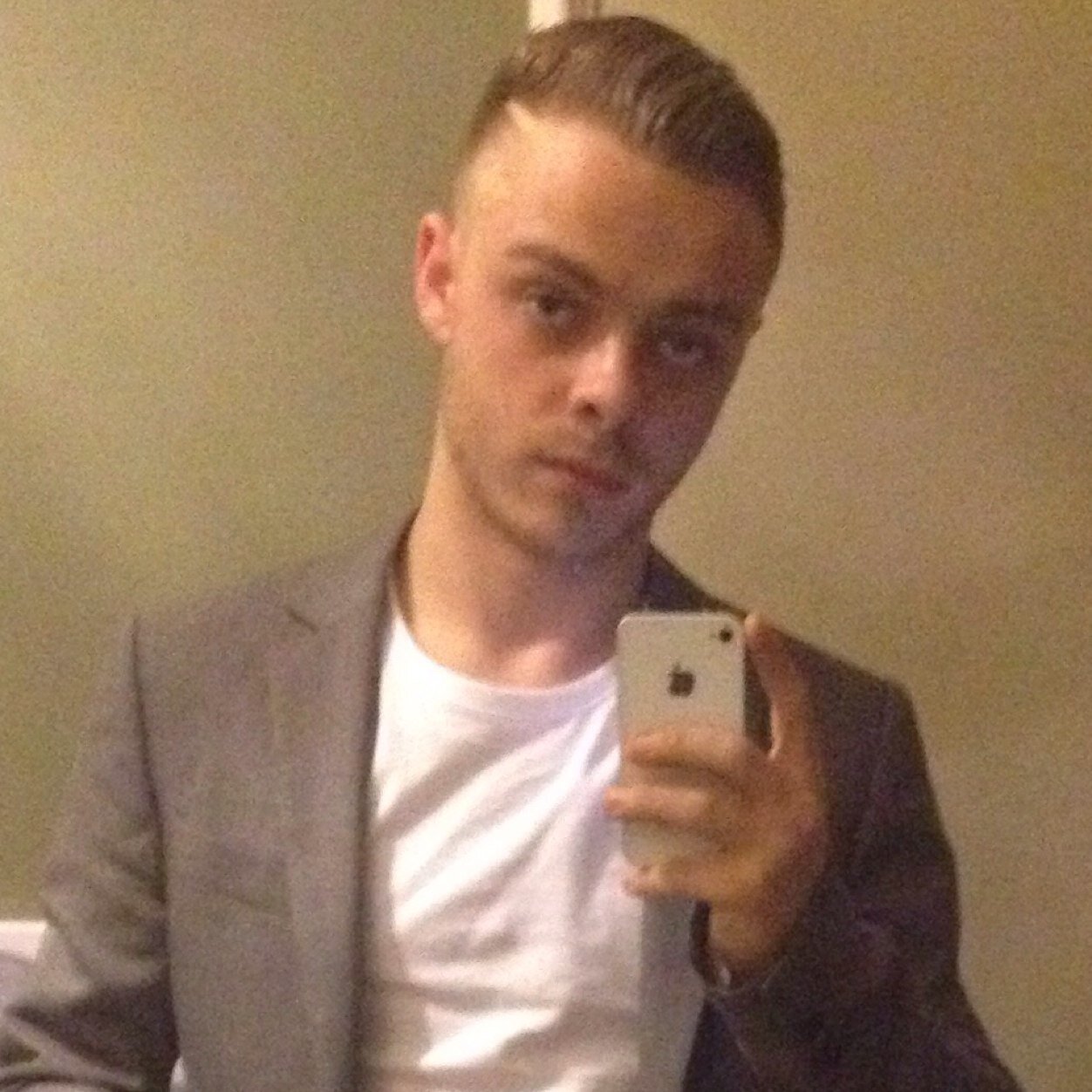 My names jack , im a 20 year old lad fron london. Chelsea fan for life and always up for raving until early hours !!