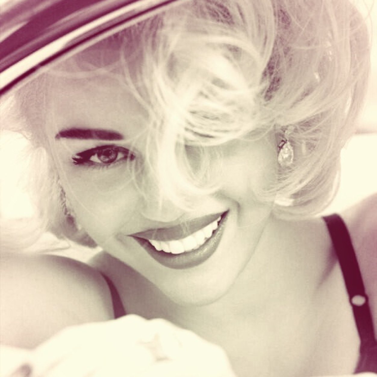 mileys_smilers_'s profile picture. Helping smilers get their artwork noticed. #mileycyrusart