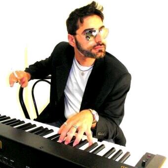 cantante, pianista, autore e compositore, collaborazione e organizzazione eventi, insegnante privatista in piano e chitarra