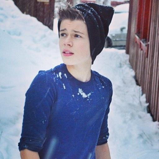 Hi i'm Benjamin and i'm 13 yers old follow me love you!!