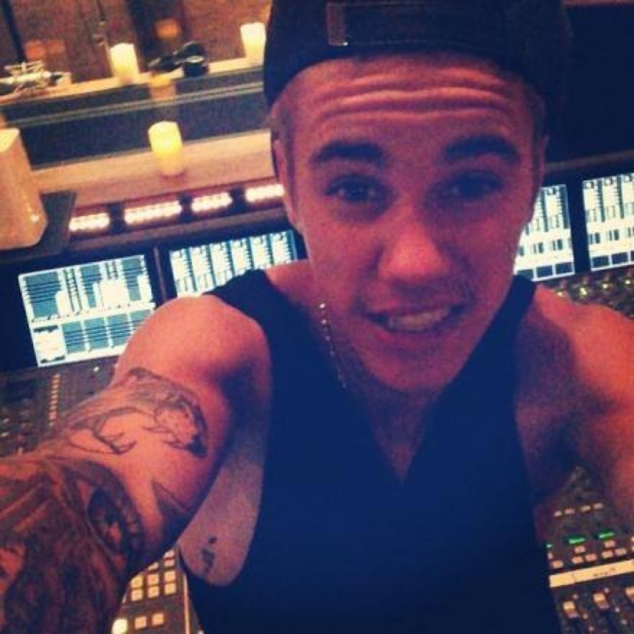 Follow me on shots @belieber_swag !!!! Thanks hunii  love you justin bieber ❤❤Thx baby follow me please ..!!!