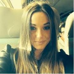@CapucineAnav Une raison d'être, ma raison de vivre mon tout. Une magnifique fille ♥ Incarnant la perfection #Anavienne Juste elle personne d'autres. -
