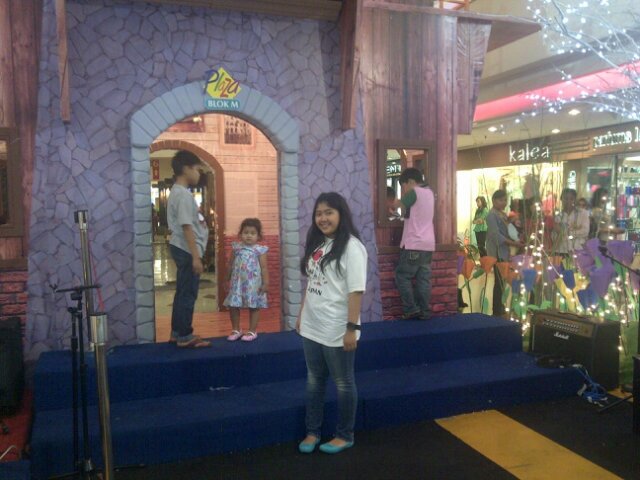 indriani_260397's profile picture. 