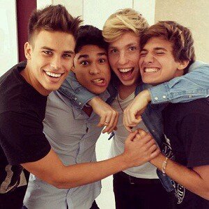 Sou apaixonada pela Boyband q so tem meninos lindos e loucos e pela menina q da entrevista de pijama e tem seu reino. Falei cm a Sophia - 20/07/2013
