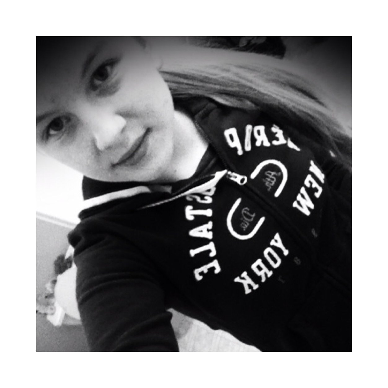 Canadian eh~ ｃｌａｓｓｙ ~ ⚽ soccer chick ⚽ ~ skiing is my talent