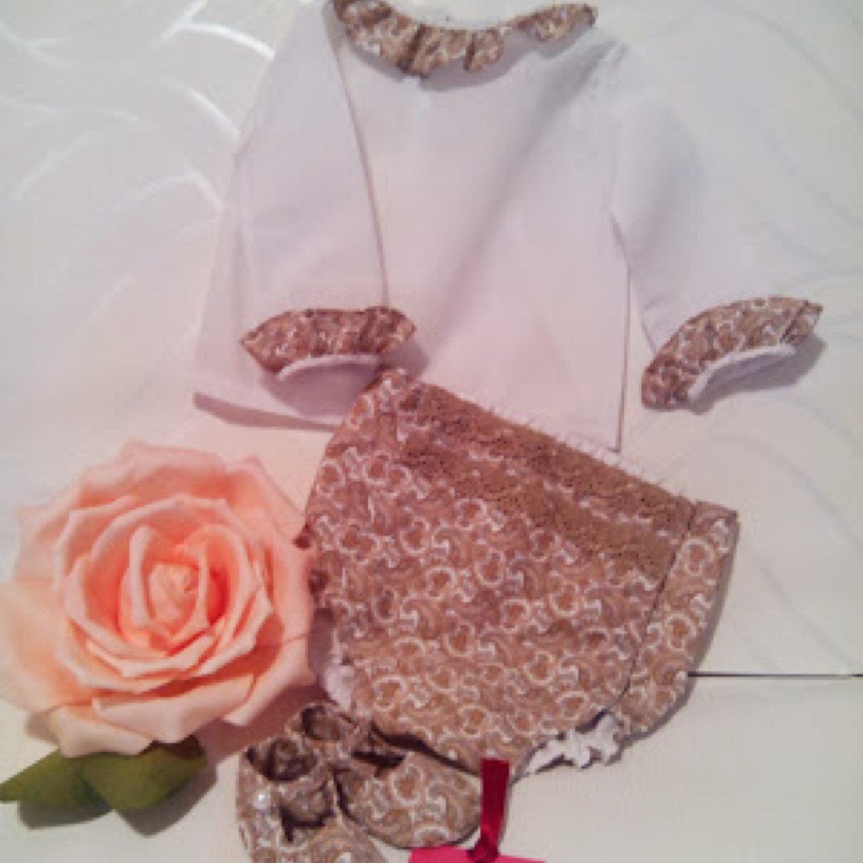 Para difundir el fantástico mundo de la costura y el placer exclusivo de llevar o regalar algo hecho por tí misma.
Especialidad en ropa y complementos de bebé.