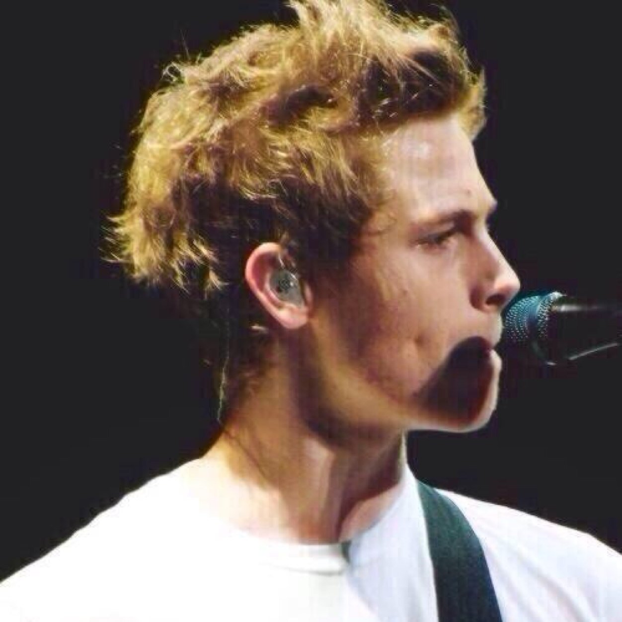 Follow @hemmosgrier for a dm to Luke Hemmings, 5sos band account, James Yammouni, Nash Grier or Jacob Whitesides ✨