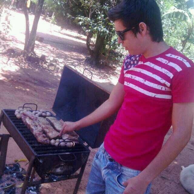 estudiante ing. Agro forestal conductor de radio.